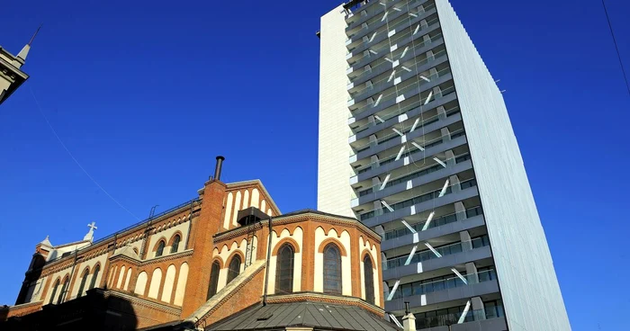 Cathedral Plaza este un turn construit în Capitală care ar trebui demolat. FOTO Mediafax