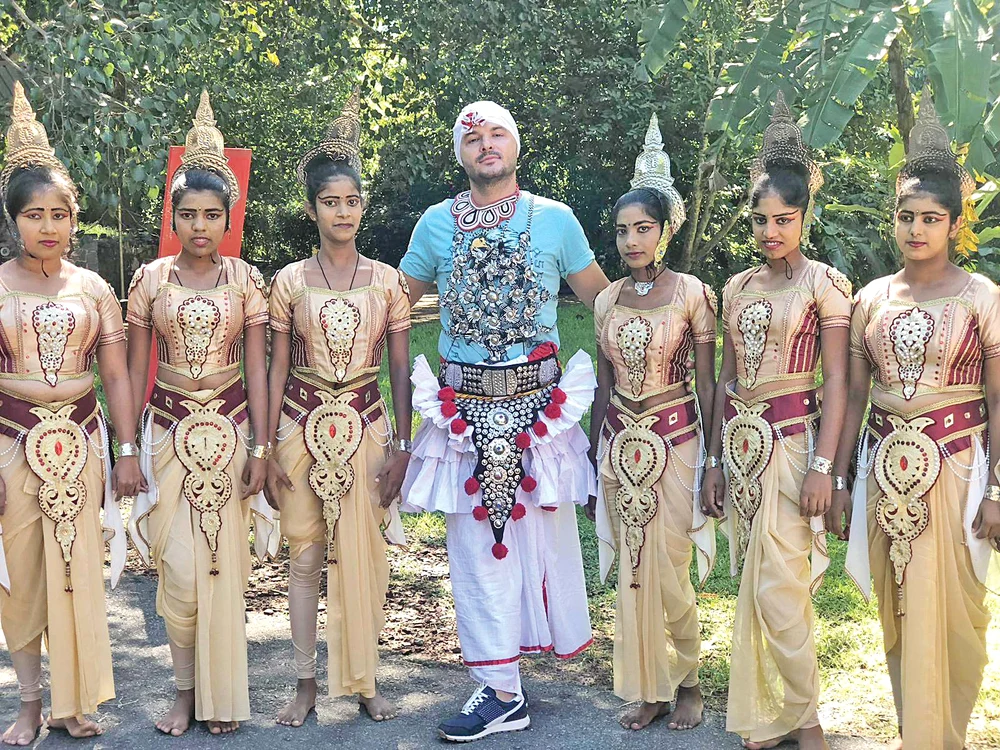 Liviu le-a fermecat pe localnice la ”Asia Express”