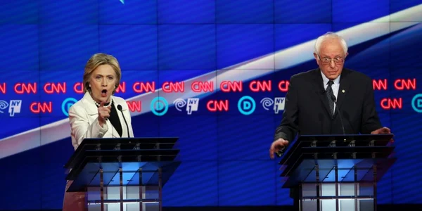 Candidaţii democraţi la presedinţie Hillary Clinton (S) şi senatorul Bernie Sanders vorbesc în timpul Dezbaterii CNN în Duggal Brooklyn Navy Yard la New York Statele Unite FOTO Guliver/GettyImages