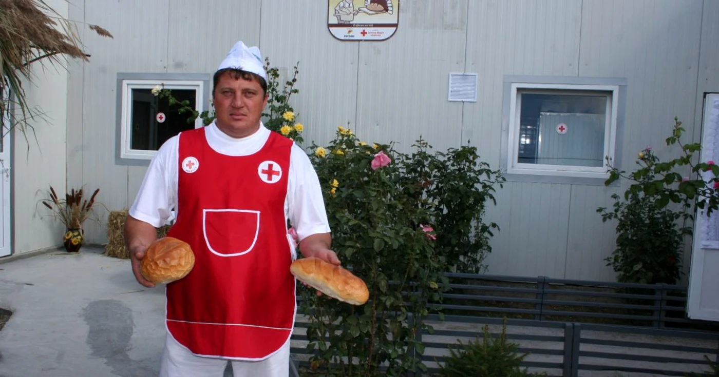 Florin Ciobotaru este şi brutar, şi şoferul care va distribui pâine în comună FOTO: Ştefan Borcea