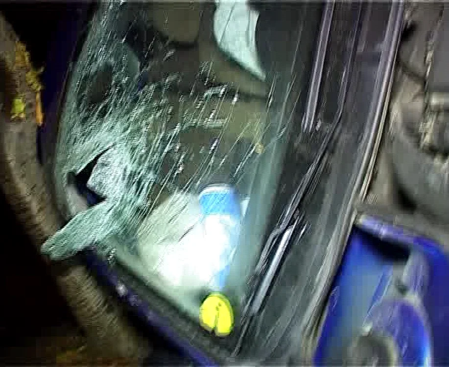 Accidentul s-a soldat cu distrugere maşinii. FOTO: NICOLETA BUTNARU
