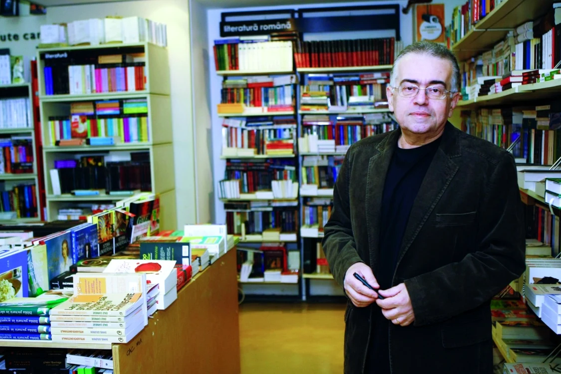 Dan C. Mihăilescu, omul mereu înconjurat de cărţi; Foto: Eduard Enea