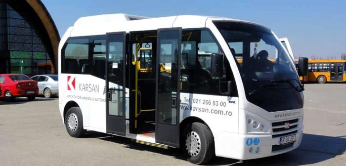 Minibuzul este prevăzut cu instalaţie de aer condiţionat (FOTO: Mugurel Manea)