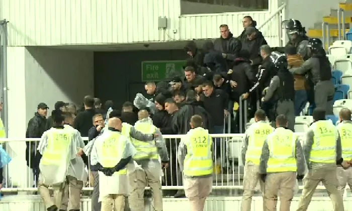 Românii, evacuați din arena din Priștina. Captură DigiSport