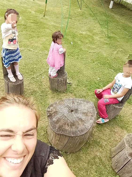 Copiii sunt înscriși la școală și se simt mai bine în satul lor decât în Anglia