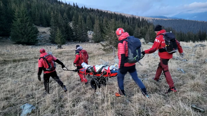 Trupul ciobanului a fost coborât din munți. Foto Salvamont Hunedoara