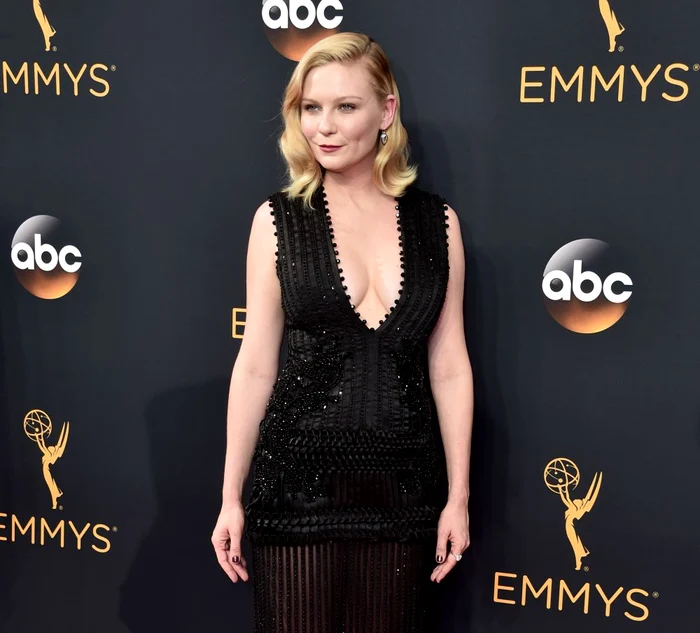 Kirsten Dunst a avut un decolteu care a tăiat răsuflarea celor prezenți la eveniment