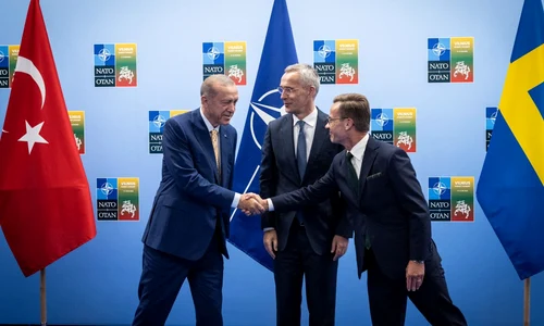 Secretarul general al NATO, Jens Stoltenberg, președintele Turciei, Recep Tayyip Erdogan, și premierul Suediei, Ulf Kristersson (nato.int)