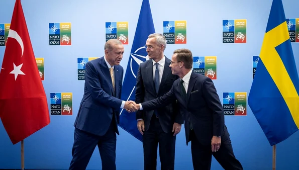 Secretarul general al NATO, Jens Stoltenberg, președintele Turciei, Recep Tayyip Erdogan, și premierul Suediei, Ulf Kristersson (nato.int)