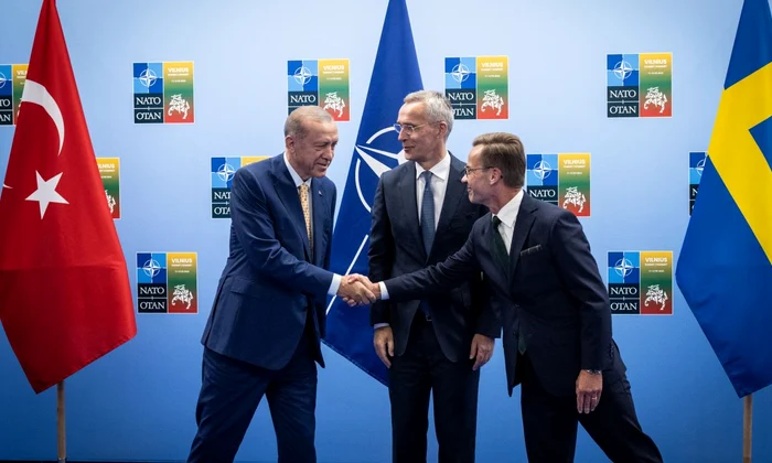 Secretarul general al NATO, Jens Stoltenberg, președintele Turciei, Recep Tayyip Erdogan, și premierul Suediei, Ulf Kristersson (nato.int)