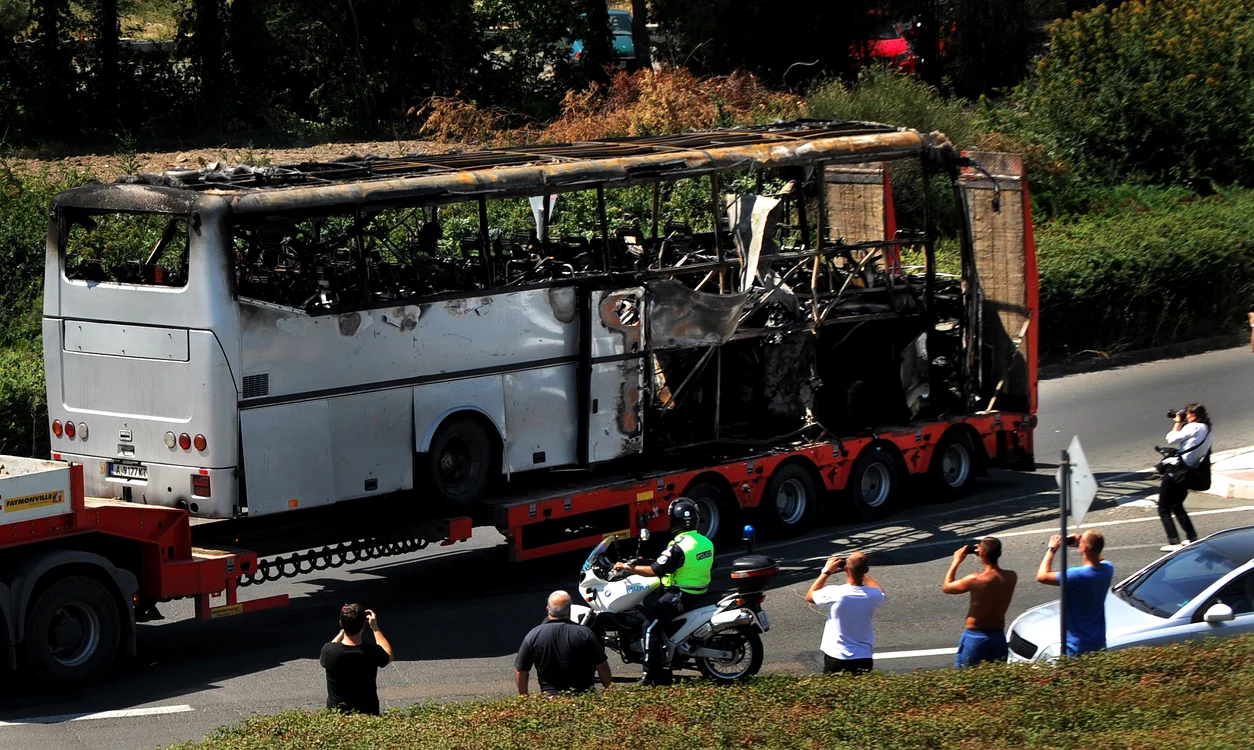 Autocarul care transporta turiști israelieni, detonat la Burgas. FOTO: AFP/Getty Images