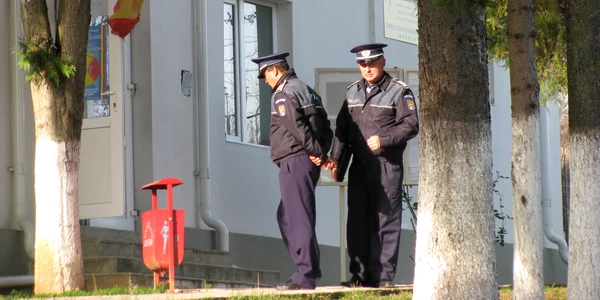 Poliţiştii supraveghează secţiile de votare