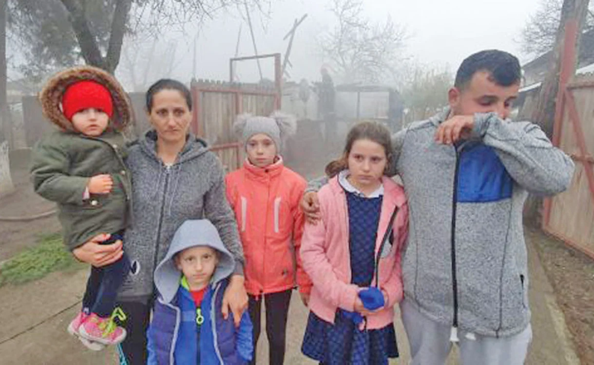 
    Familia Tardia  a rămas pe drumuri  în plină iarnăFotografii: ISU Prahova    