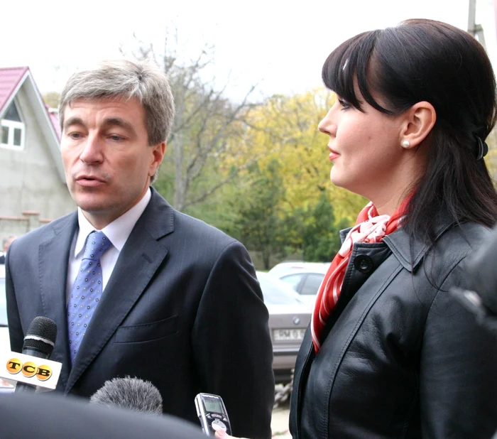 Eugen Carpov, viceprim-ministrul pentru
reintegrare şi Nina Ştanski, reprezentantul regiunii transnistrene la negocierile în formatul 5+2. FOTO OSCE