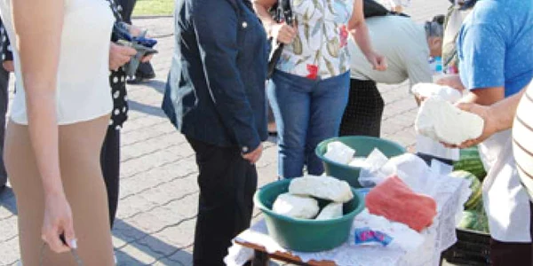 Cu găleata la cumpărături în piaţa volantă