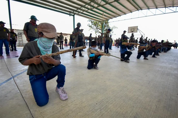 Copii mexicani antrenandu-se impotriva traficantilor de droguri FOTO EPA-EFE