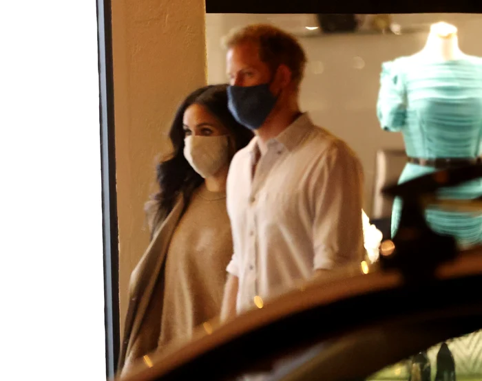 Meghan Markle și prințul Harry au purtat măști din parcarea restaurantului până în incinta localului