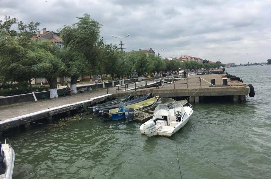 Cursa morții din Delta Dunării: o femeie și-a pierdut soțul și copilul în accidentul dramatic. Ambarcațiunea nu era omologată, iar circulația era interzisă din cauza furtunii