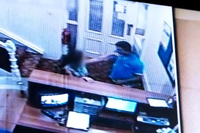 
    Bărbatul şi-a luat în braţe şi a sărutat-o pe fata de 13 ani la recepţia hoteluluiFoto: BBC2  