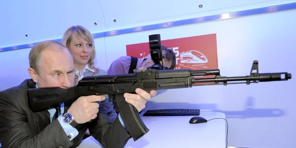 Vladimir Putin in 2012 trage la tinta cu replica unui Kalashnikov FOTO AFP
