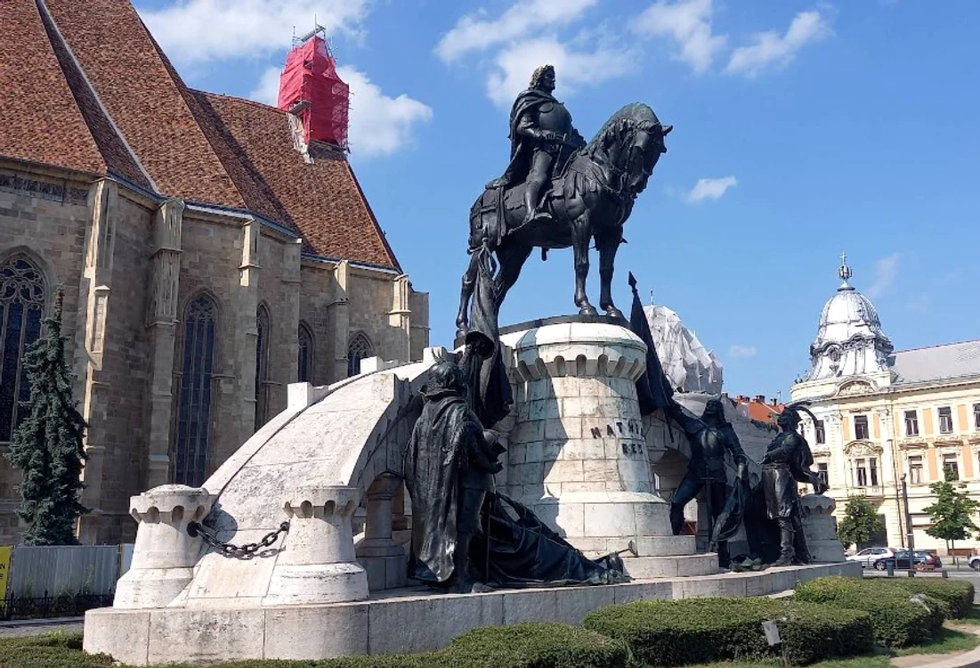 Ansamblul statuar Matei Corvin este amplasat în Piața Unirii din Cluj Napoca Foto: Google Maps