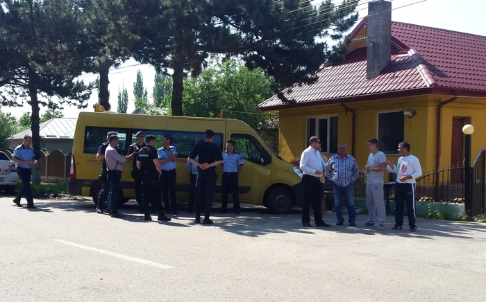 Oamenii au aşteptat sosirea buletinelor retipărite Iulian Bunilă