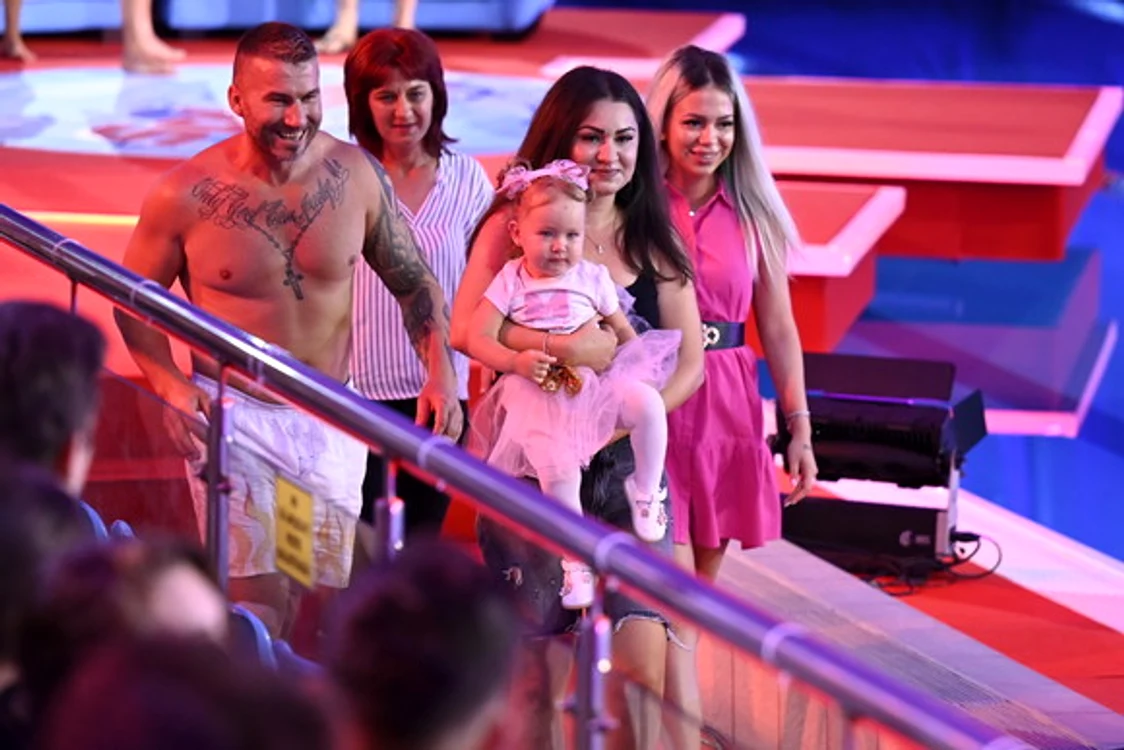 
    Fachirul din Periș, emoționat, lângă soție și fiicăfoto: Antena 1  