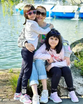 Cele două fetițe ale ei, Carolina (9 ani) și Raisa (6 ani), nu au putut fi alături de mămica lor de Ziua Copilului