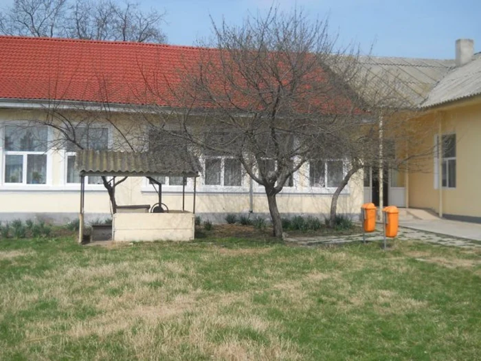 La şcoala din comună învaţă aproximagiv 60 de copii