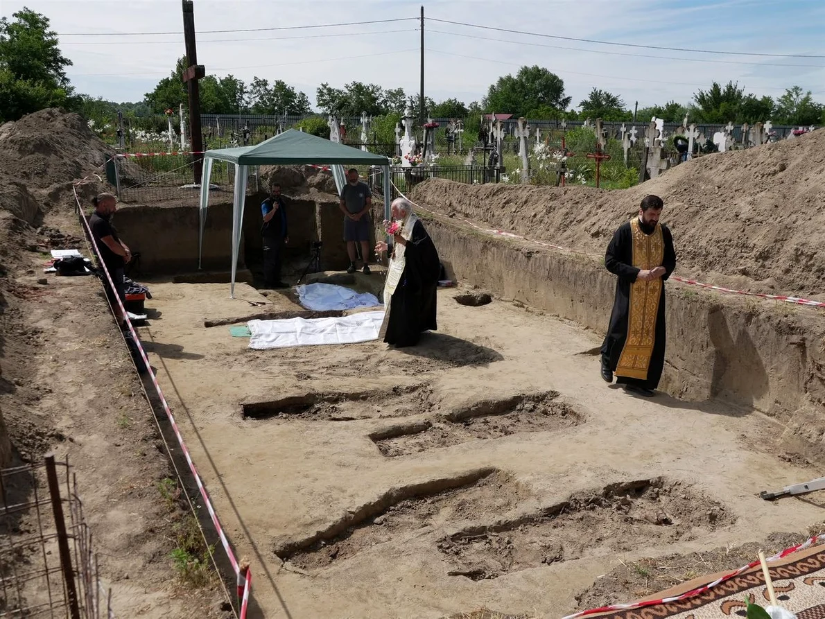 Oseminte ale deținuților politici din fostul lagăr de muncă de la Salcia, descoperite în Insula Mare a Brăilei (© Arhiepiscopia Dunării de Jos)