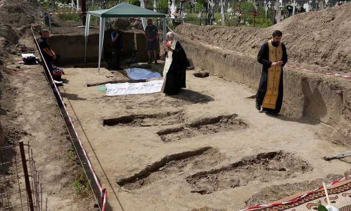 Oseminte ale deținuților politici din fostul lagăr de muncă de la Salcia, descoperite în Insula Mare a Brăilei (© Arhiepiscopia Dunării de Jos)