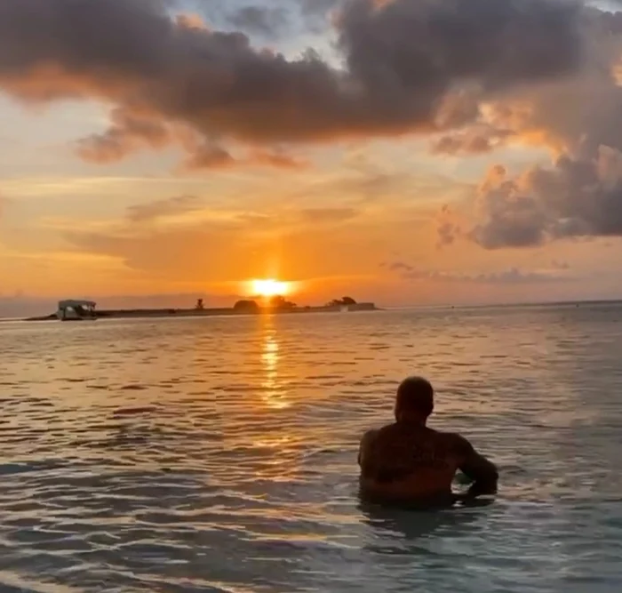 Alex Velea a fost  surprins de Click!  urcându-se în  maşina Antoniei,  însă nu la volan