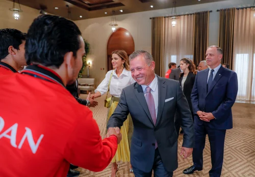 Le roi Abdallah de Jordanie et la reine Rania félicitent les athlètes jordaniens qui ont remporté des médailles lors des Jeux Asiatiques jpeg