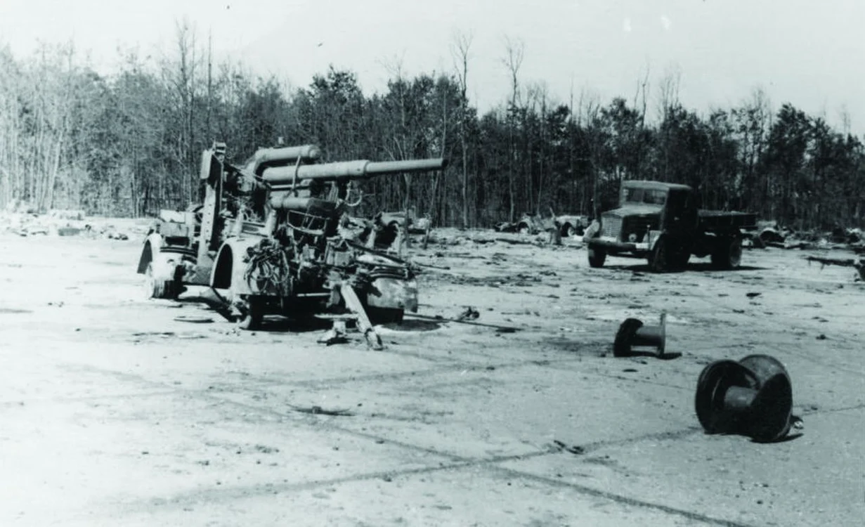 Tun antiaerian de 88 mm abandonat după retragerea trupelor germane din zona aerodromului Otopeni