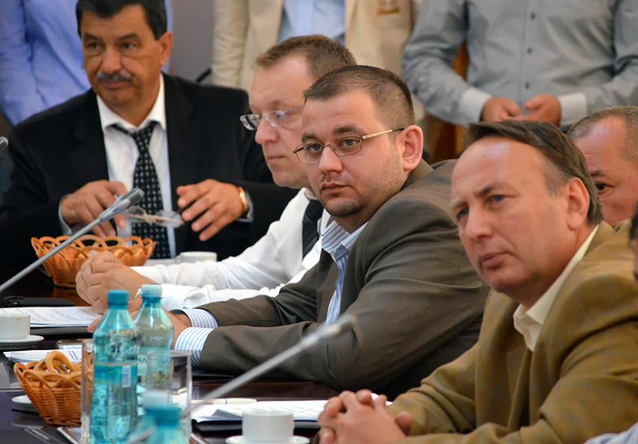 Eduard Dumitraşcu (foto, în mijloc) ar mai fi avut nevoie de 350 de voturi pentru a intra în Parlament