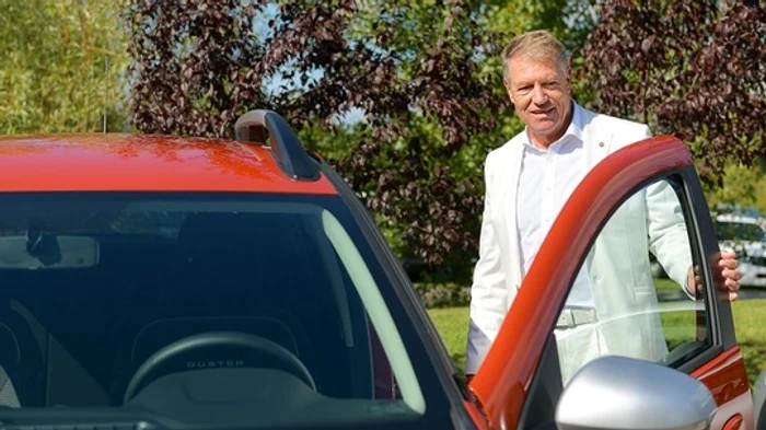 Klaus Iohannis a testat, sâmbătă, noul model Dacia Duster, varianta facelift produsă la Miovenifoto: Presidency.ro