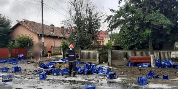 Navete cu bere pe şosea dintr-un TIR căruia i s-a desprins încărcătura în Drăgăşani - Vâlcea - un pieton rănit Foto Adevărul