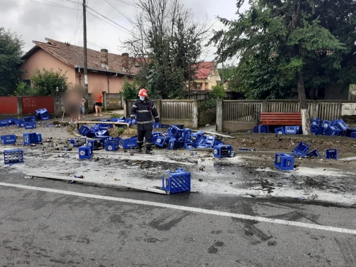 Navete cu bere pe şosea dintr-un TIR căruia i s-a desprins încărcătura în Drăgăşani - Vâlcea - un pieton rănit Foto Adevărul