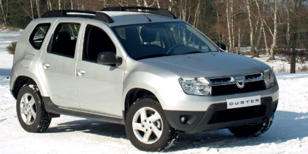 Partea frontală a SUV-ului reuşeşte să fie diferită de restul gamei Dacia