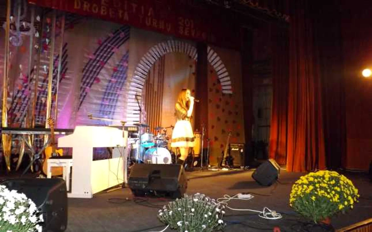 Unul din concurenţi pe scena festivalului FOTO Corina Macavei