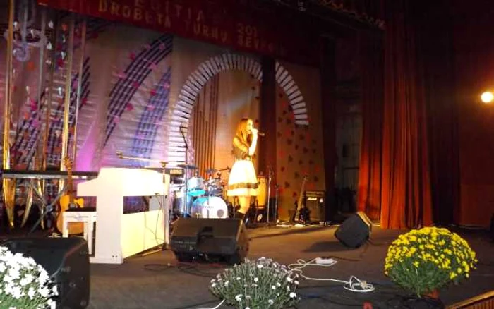 Unul din concurenţi pe scena festivalului FOTO Corina Macavei