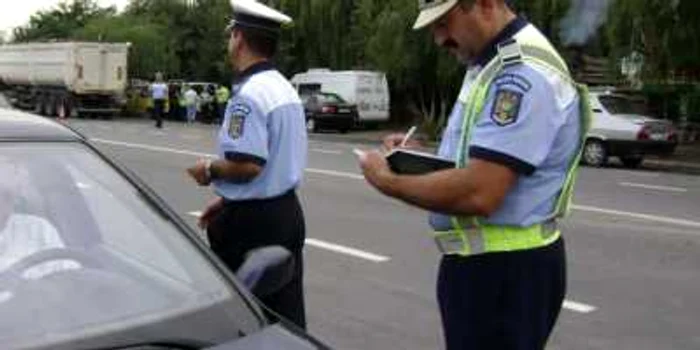 Zeci de dosare cu documente false pentru obţinerea permisului auto, găsite la o şcoală din Dâmboviţa