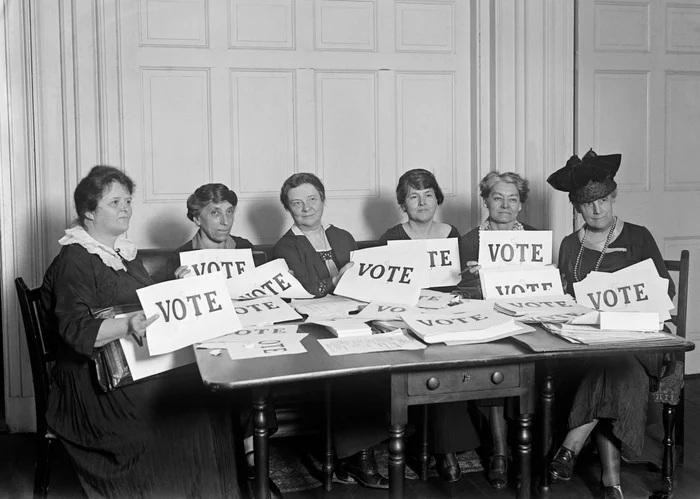 Femei - drept la vot - Shutterstock