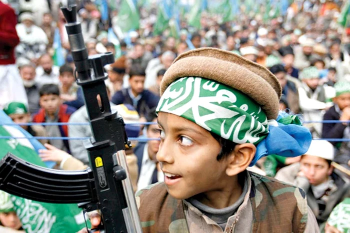 Un băiat, devenit soldat  în Armata Liberă a Siriei (Fotografii:guliver / sipa / reuters)