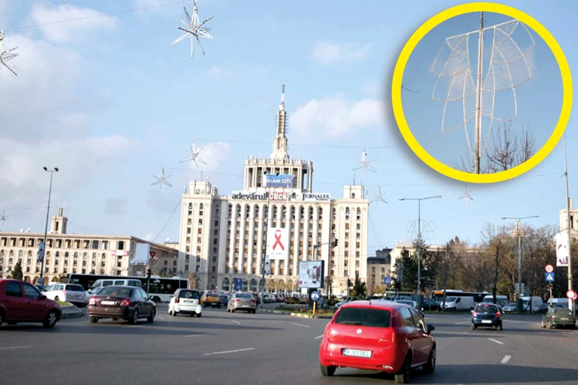 Sute de lampadare  colorate au fost  suspendate  deasupra străzii