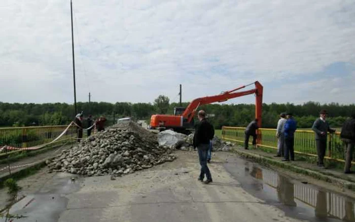 Lucrările de refacere a acostamentului drumului s-au finalizat sâmbătă seara. Foto Adevărul