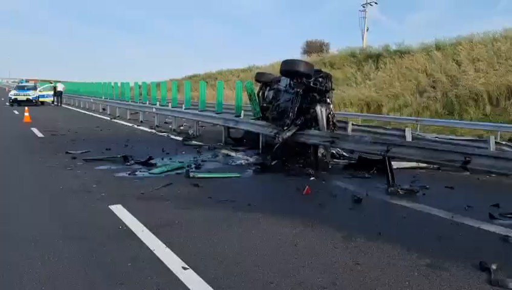 Accident spectaculos pe Drumul Expres, în județul Dolj. Un tânăr de 21 de ani s-a răsturnat cu mașina după ce a lovit parapeții