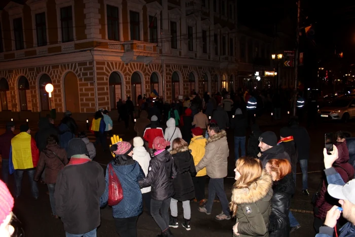 Protestatarii au avut ca primă ţintă sediul PSD Satu Mare - foto: Adrian Caraba