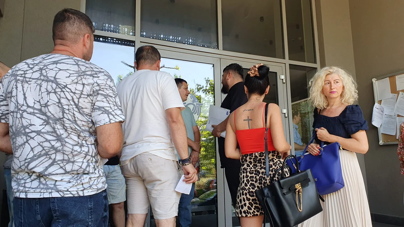 Oamenii au ajuns la DIICOT la ora 10.00. Sursa foto: Adevărul