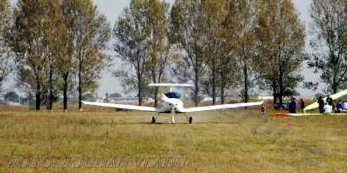 Avionul prăbuşit era unul sportiv (foto Bogdan Vladu)